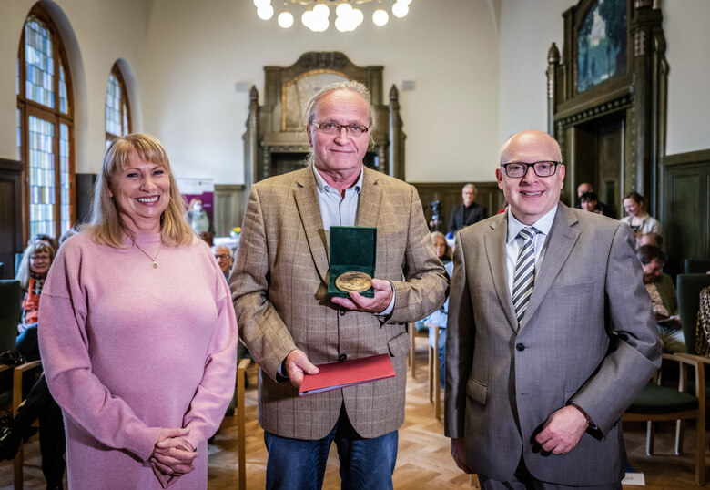 Sozialministerin Petra Köpping (links) überreichte Jens von Lienen den Sächsischen Tierschutzpreis 2022- Daneben steht Oberbürgermeister Sven Schulze