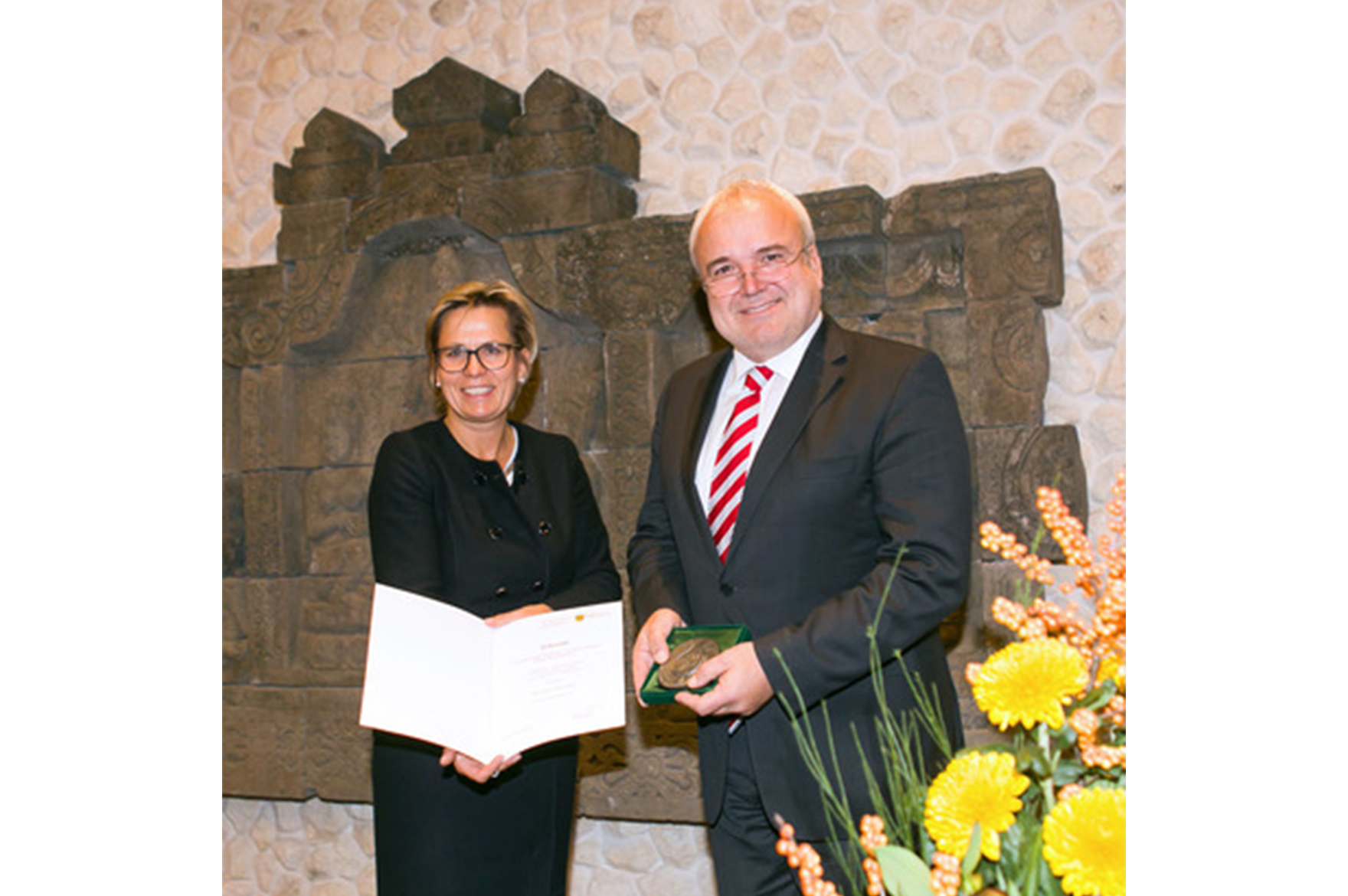 Die ehemalige Sozialministerin Barbara Klepsch mit Prof. Dr. Jörg Junhold, Direktor des Zoos Leipzig
