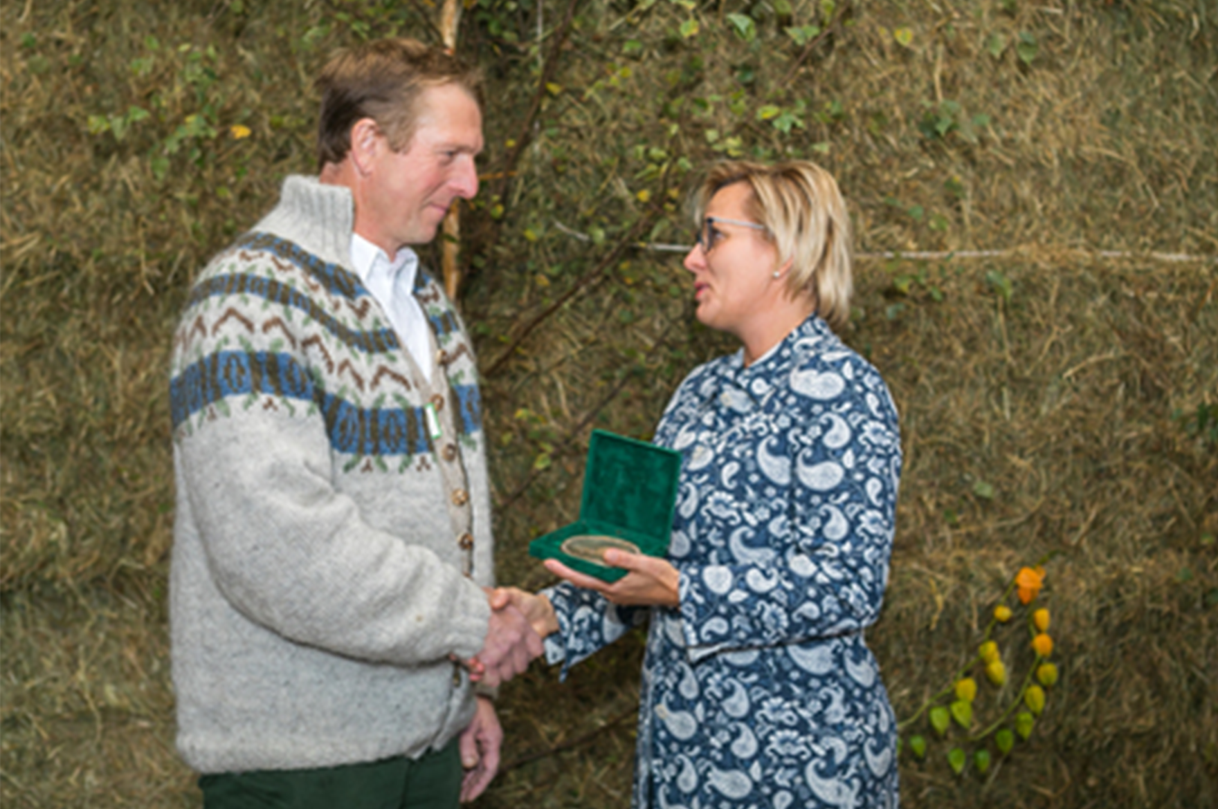 Die ehemalige Sozialministerin Barbara Klepsch mit Preisträger Bernhard Steinert, Inhaber eines Biobauernhofs in Cunnersdorf bei Hohnstein