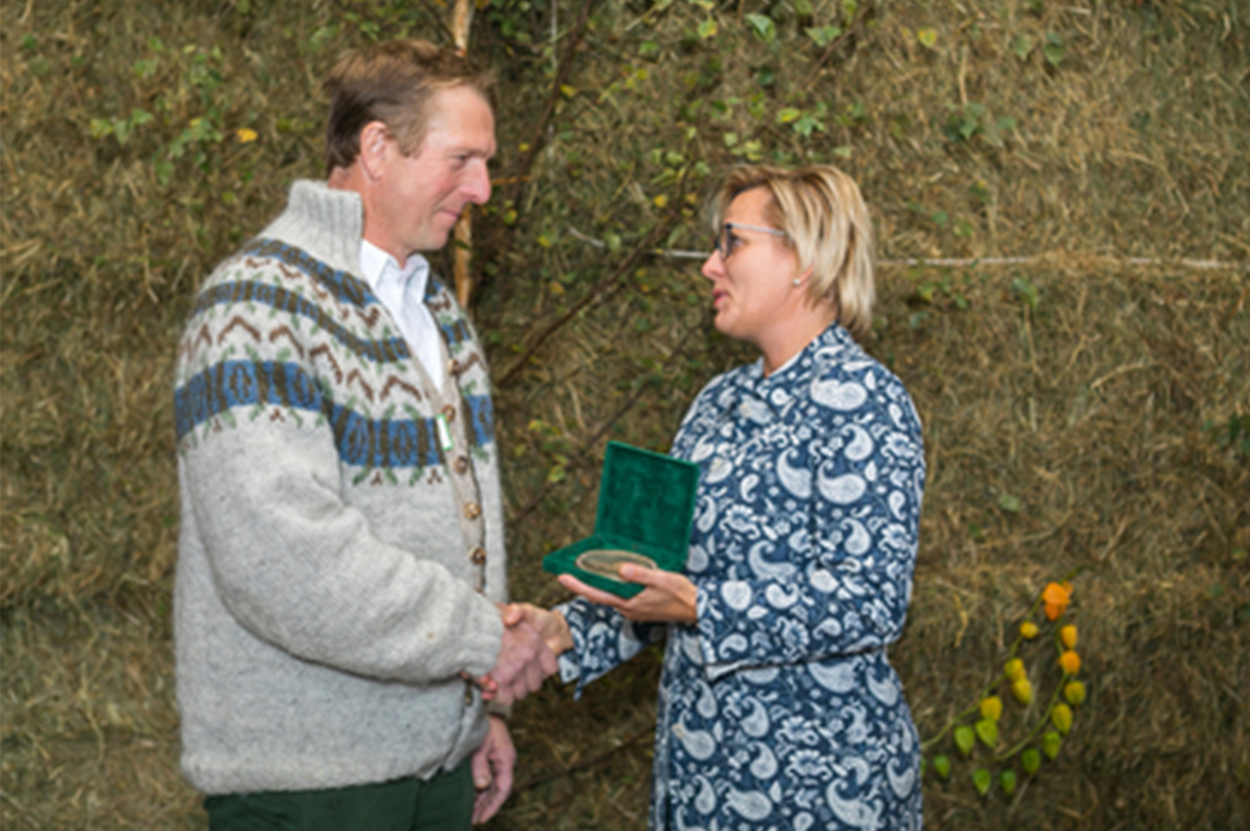 Staatsministerin Barbara Klepsch mit Preisträger Bernhard Steinert, Inhaber eines Biobauernhofs in Cunnersdorf bei Hohnstein