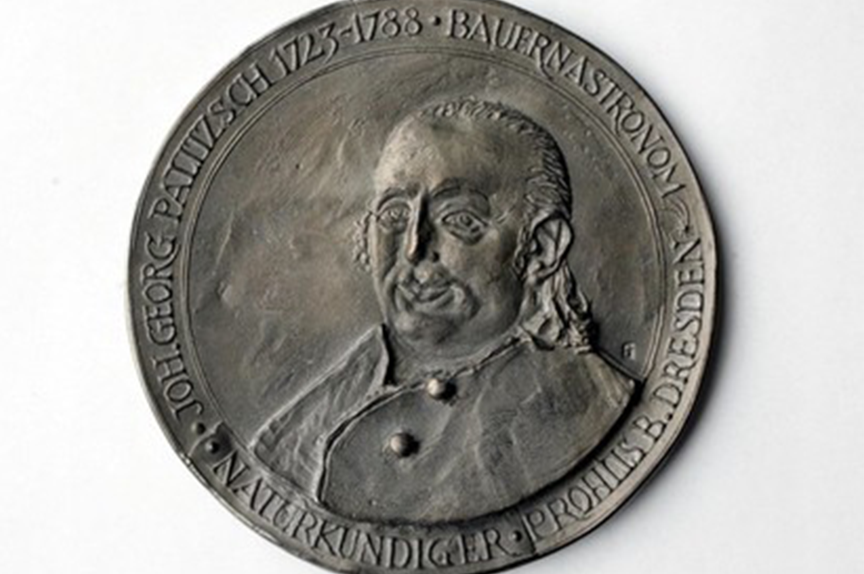 Foto der Tierschutzmedaille auf weißem Untergrund