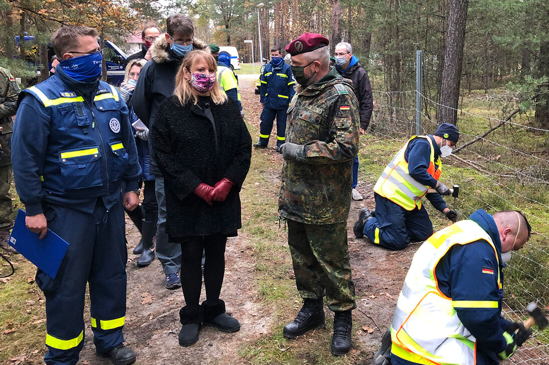 Petra Köpping beim Bau des Zaunes zur Bekämpfung der Afrikanischen Schweinepest