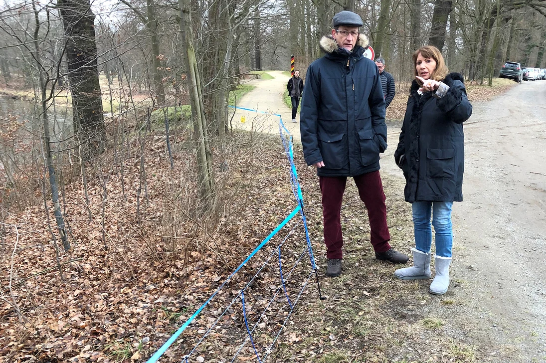 Staatsministerin Petra Köpping und Dr. Stephan Koch informieren sich vor Ort über die Wildschweinbarriere.