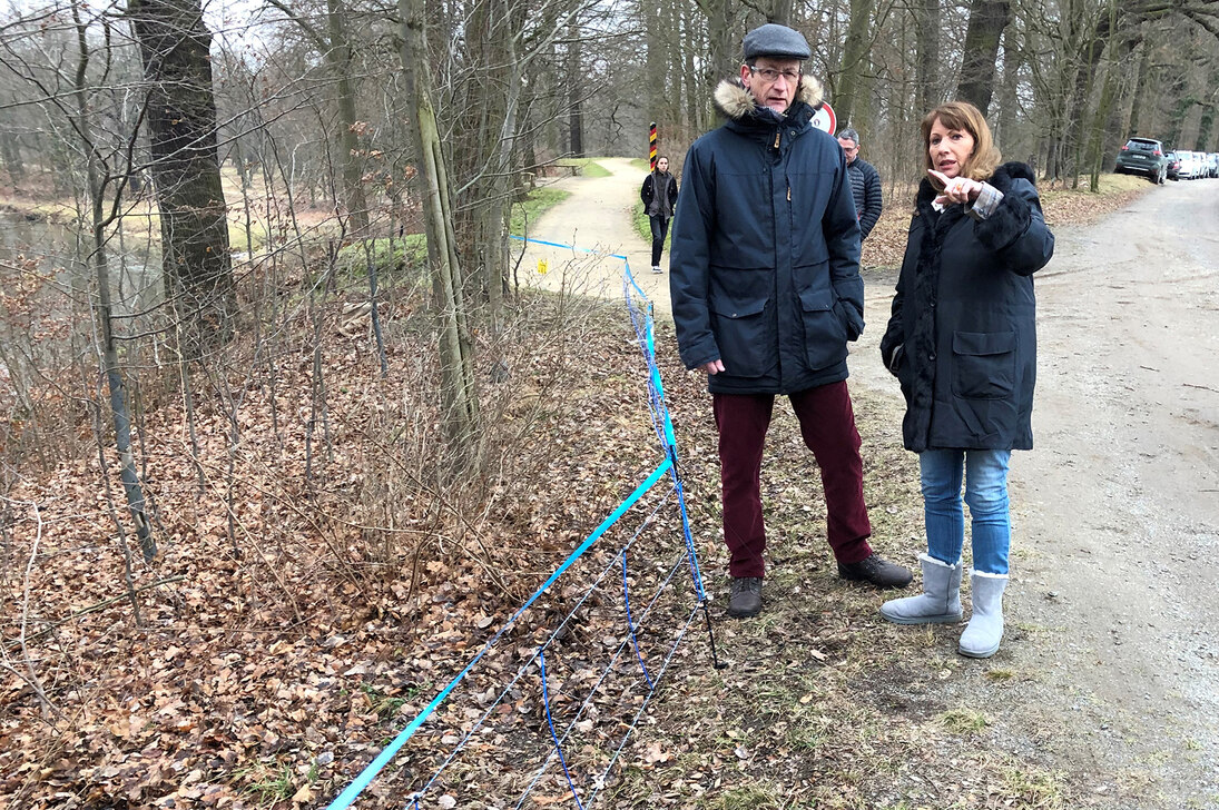 Staatsministerin Petra Köpping und Dr. Stephan Koch informieren sich vor Ort über die Wildschweinbarriere.