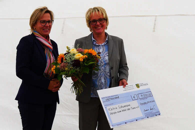Die ehemalige Sozialministerin Barbara Klepsch (links) mit der Preisträgerin Kathrin Schumann (rechts)