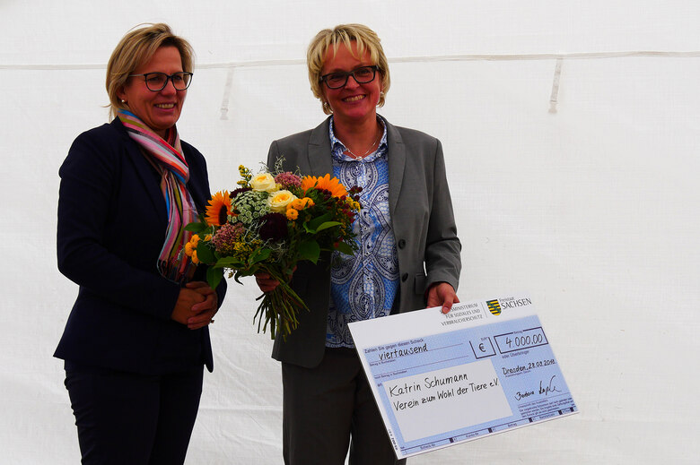 Die ehemalige Sozialministerin Barbara Klepsch (links) mit der Preisträgerin Kathrin Schumann (rechts)