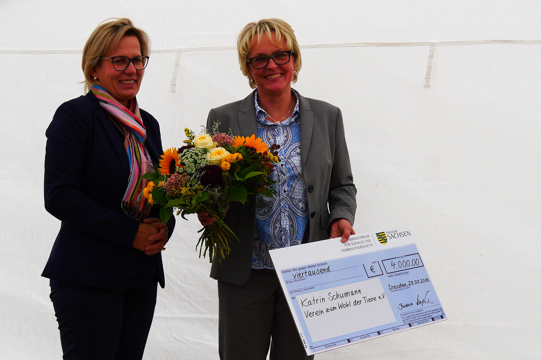 Die ehemalige Sozialministerin Barbara Klepsch (links) mit der Preisträgerin Kathrin Schumann (rechts)