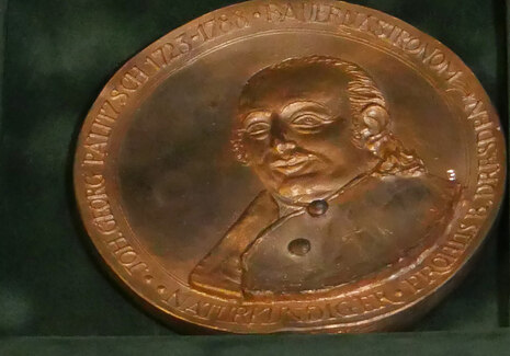 Foto der Tierschutzmedaille auf grünem Samtuntergrund