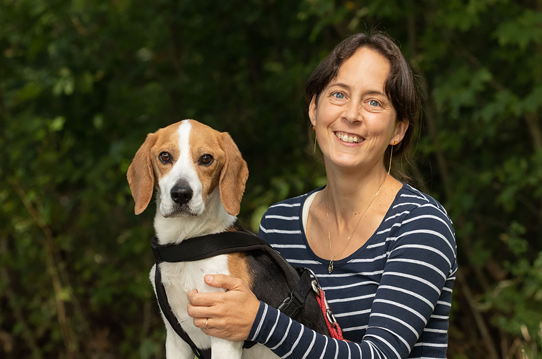 Preisträgerin Dr. Claudia Ruf lächelt in die Kamera, daneben sitzt Hund Charlie