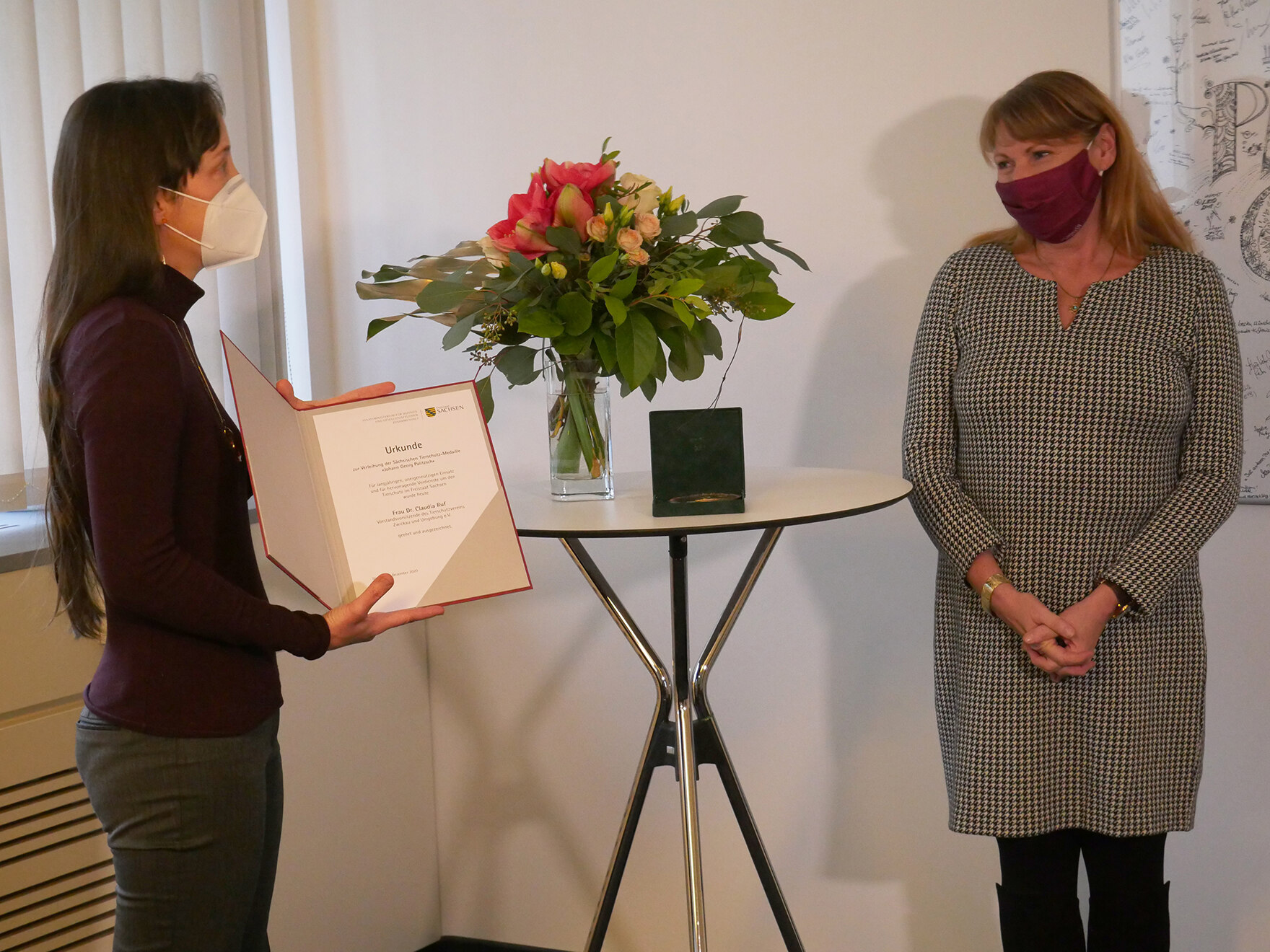Dr. Claudia Ruf (links) und Sozialministerin Petra Köpping (rechts) bei der Ehrung im kleinen Kreis